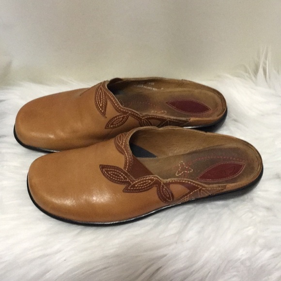 Clarks, leather upper tan clogs, size 7. NWOT. - Picture 2 of 7